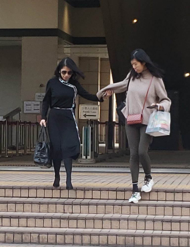 黎智英的妻子與女兒離開法院。