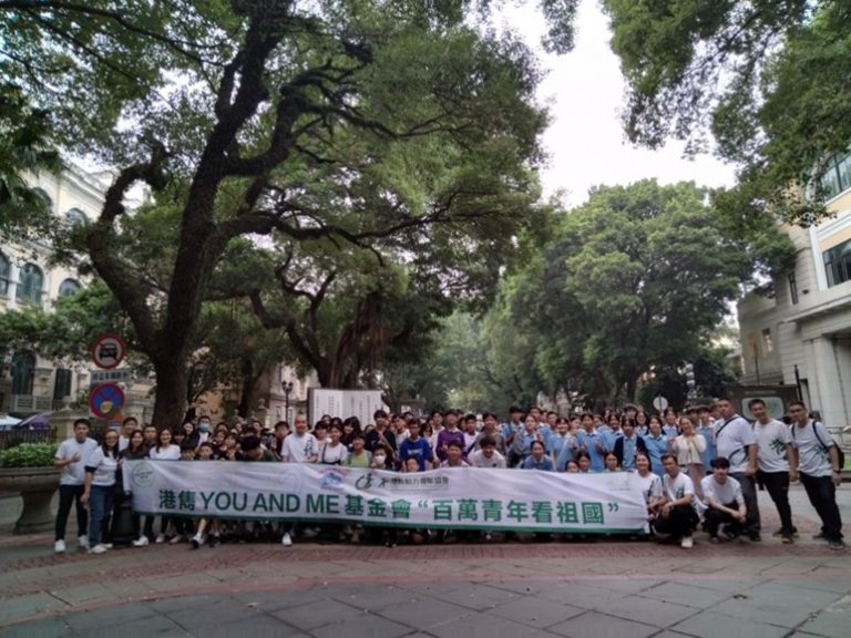 共130名師生在廣州歷史文化景點的廣州沙面大合照