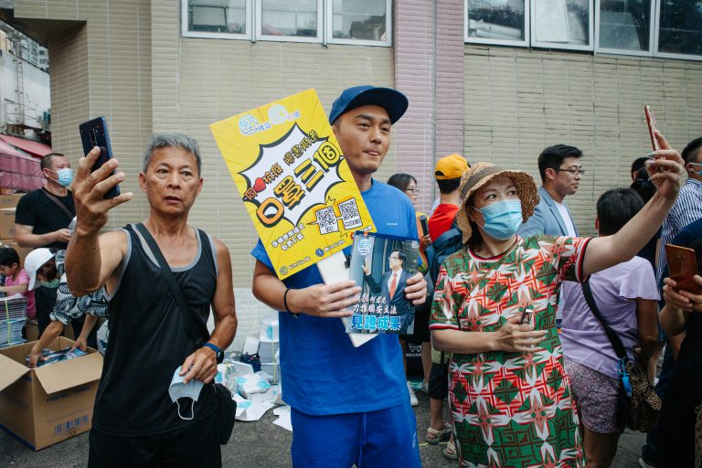 藝人楊明出動，派《堅雜誌》及口罩。（黃冠華攝）