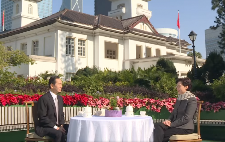 林鄭月娥在社交網頁上載與行政會議召集人陳智思的對談片段。