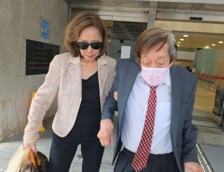 李宏邦(右)因失智症及嚴重認知障礙,被裁定不適合答辯。
