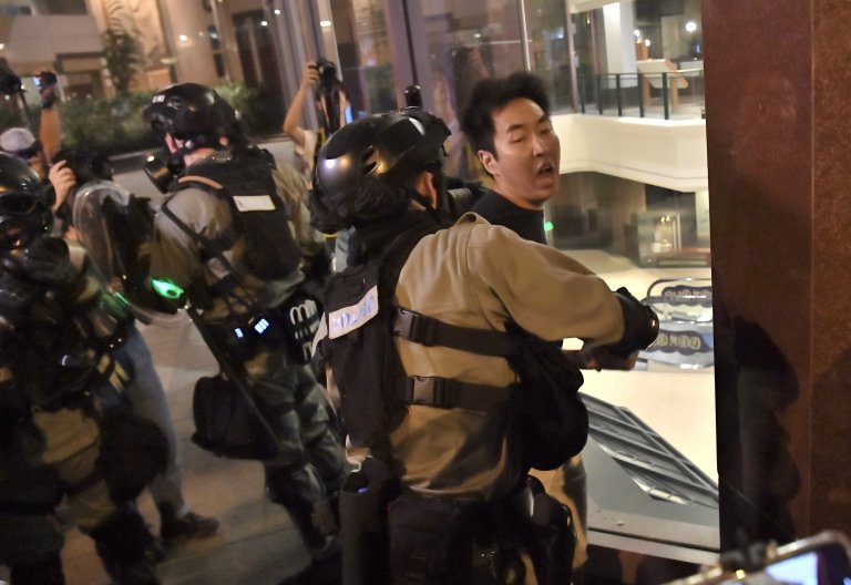 警方昨夜在北角拘捕多人。(中通社)