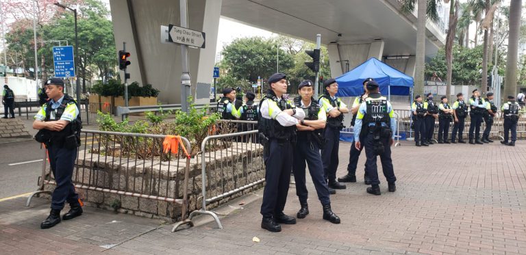 今日庭外駐守警員特別多。（朱先儒攝）