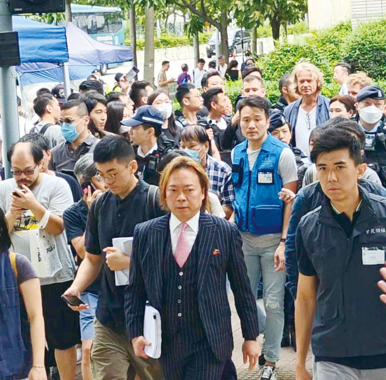 律政司僅就劉偉聰（中）的脫罪裁決提上訴。