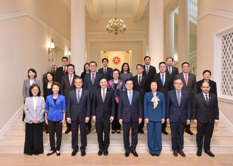 行政長官李家超在禮賓府與訪港的新加坡總理兼財政部長黃循財（第一排左四）會面。（政府新聞圖片）