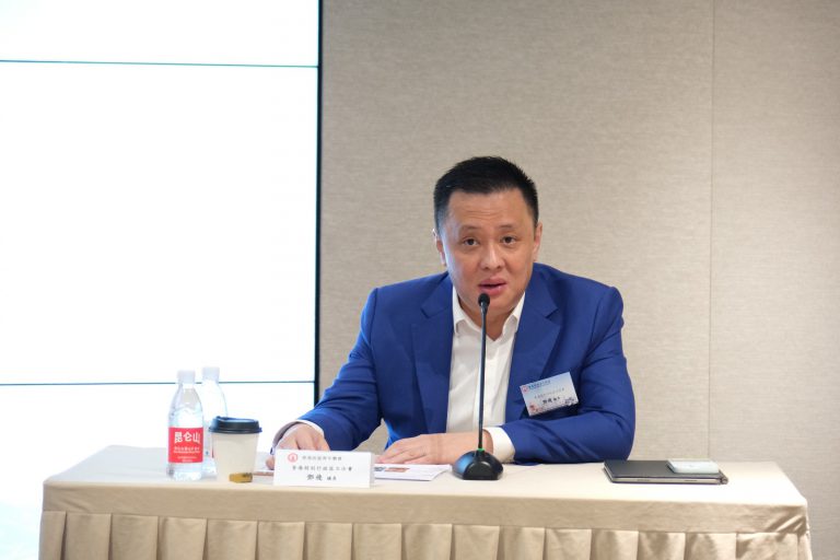在12日的課程中，香港立法會議員鄧飛就中國共產黨的歷史進程講授。