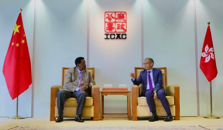 廉政專員胡英明(右)與肯尼亞道德和反腐敗委員會專員Colonel (Rtd) Alfred Mshimba會面。（廉署網頁圖片）