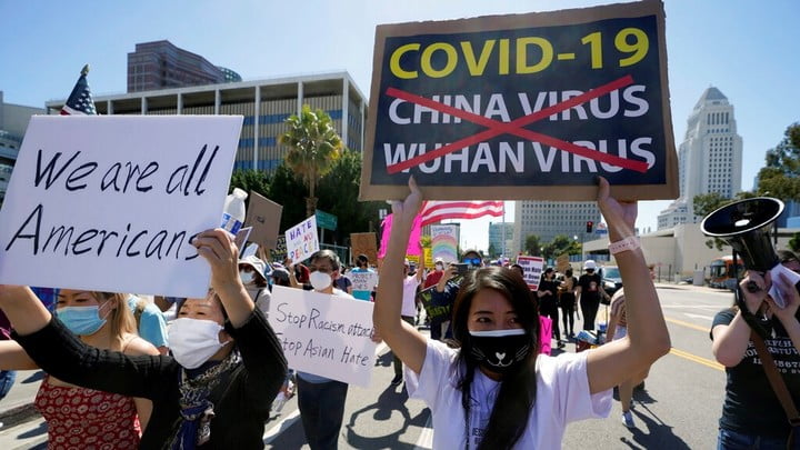 洛杉磯有大批民眾上街,抗議種族歧視和針對亞裔人士的襲擊事件。