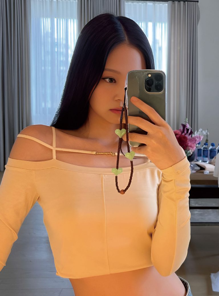 Jennie穿着Jacquemus白色Off Shoulder Top後，火速斷貨。/i