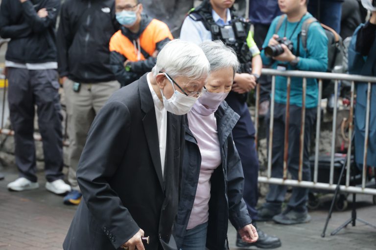 天主教香港教區前主教陳日君和前立法會議員何秀蘭到法庭。（陳錦輝攝）