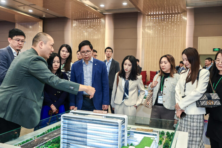 香港九龍集團董事長孫曦先生講解大灣區與長三角聯動佈局