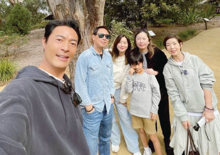 媒體公布了一張黎芷珊與舊愛張達倫一家外遊的照片，令人感到不可思議。