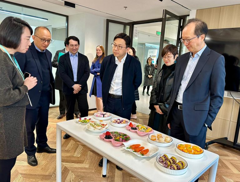 孫玉菡參觀一間培訓學校，了解接受育嬰培訓學員製作的點心。