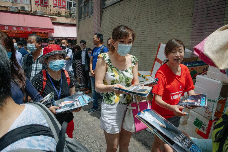 空姐牛肉飯Annie Kwok（中）幫忙派《堅雜誌》。（黃冠華攝）