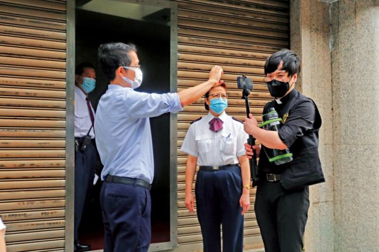 姜嘉偉(右)因干犯「煽動意圖」罪判監，去年出獄後竄逃台灣。(資料圖片) 