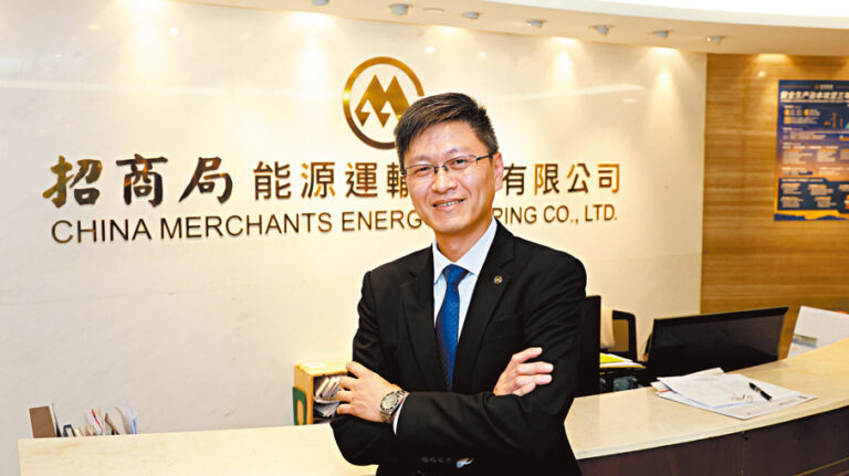 林銘鋒本身在招商輪船旗下的香港明華船務公司任董事長。