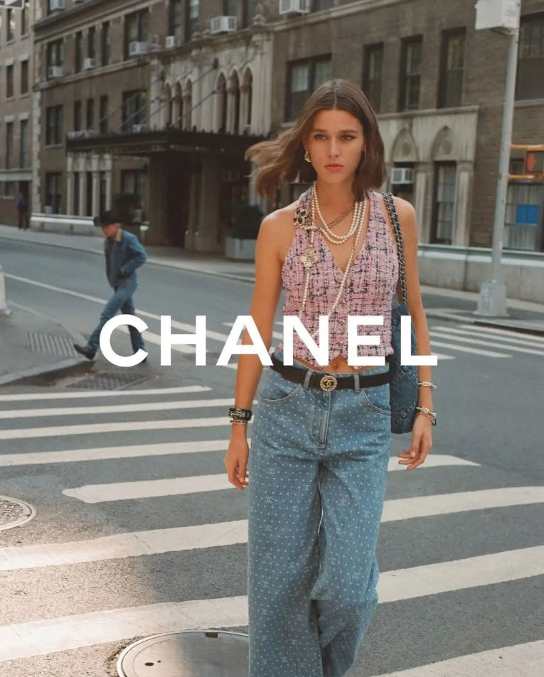 馬甲熱潮回歸，CHANEL新季廣告品牌御用模特兒Vivienne Rohner都以Tweed Waistcoat示人。
