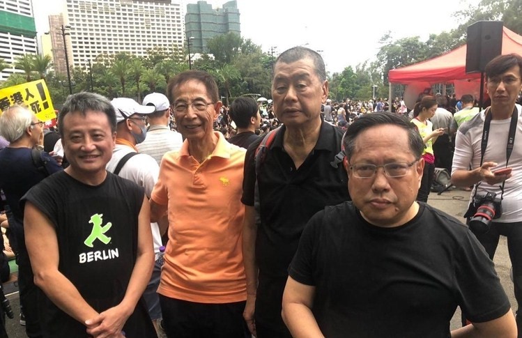 黎智英（前右二）與何俊仁（前右一）及李柱銘（左二）等人參與「8.18非法集會」遊行,事後被裁定參與未經批准集結罪成立。
