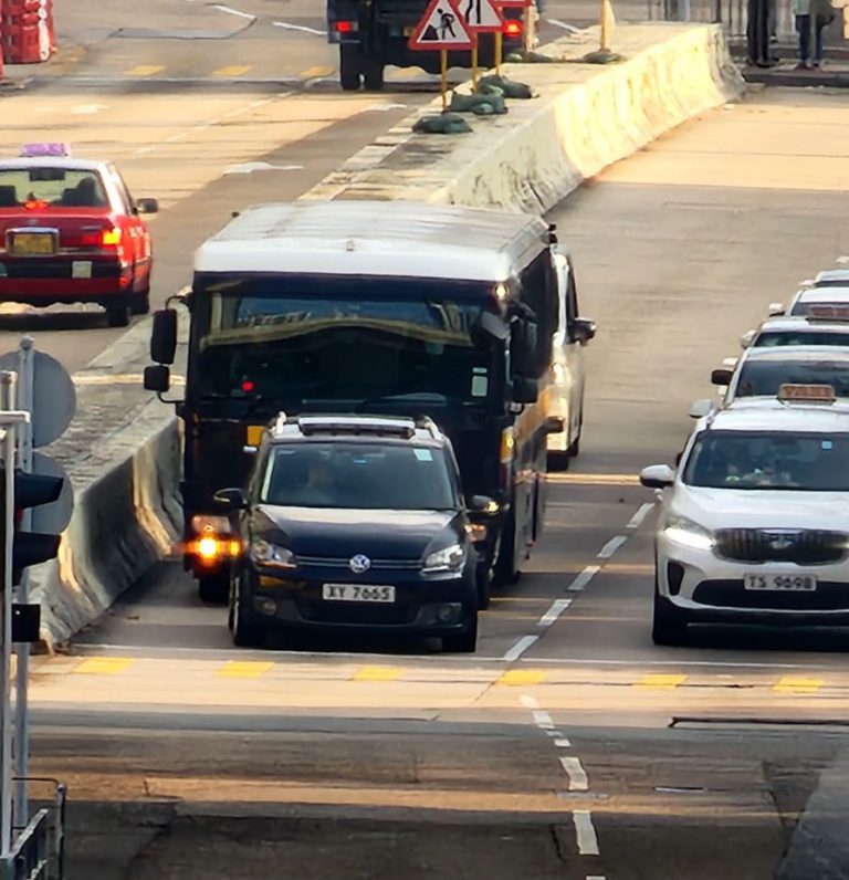 押解黎智英的囚車抵達法院。（本網記者攝）