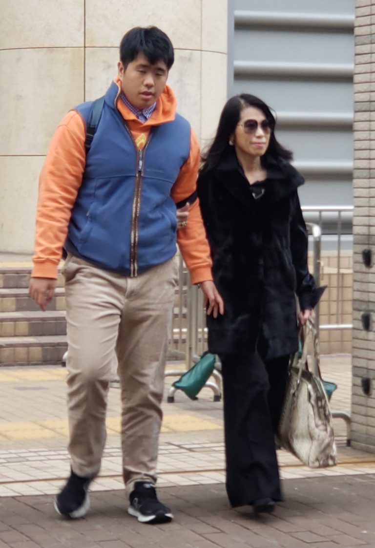 黎智英幼子黎順恩（左起）與黎妻李韻琴下午離庭。（朱先儒攝）