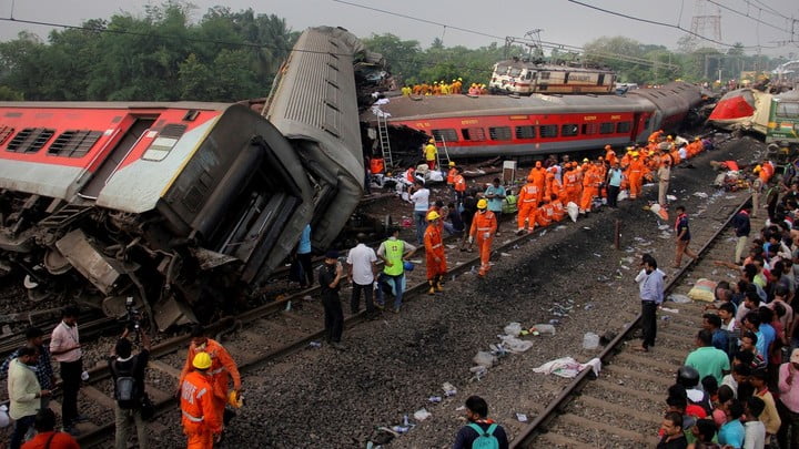 列車出軌事件中,死傷者多達逾千人。