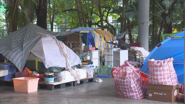 8名警務人員2020年在深水埗通州街公園執勤時,涉嫌誣衊露宿者藏毒並拳打腳踢露宿者,又遮蔽閉路電視鏡頭。