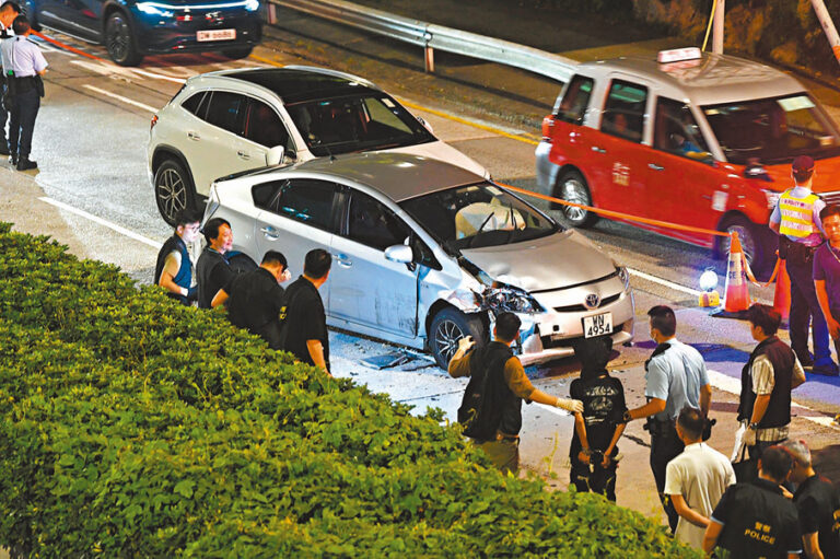 警方拘捕被告後再押至涉案私家車進行調查。