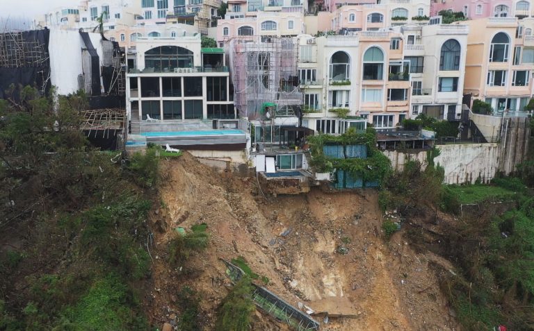 2023年9月的黑色暴雨引發大潭紅山半島豪宅屋苑疑存在大規模僭建及非法佔用官地問題。