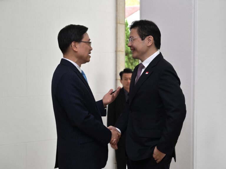行政長官李家超（左）3月27日在禮賓府與訪港的新加坡總理兼財政部長黃循財（右）會面。（政府新聞圖片）