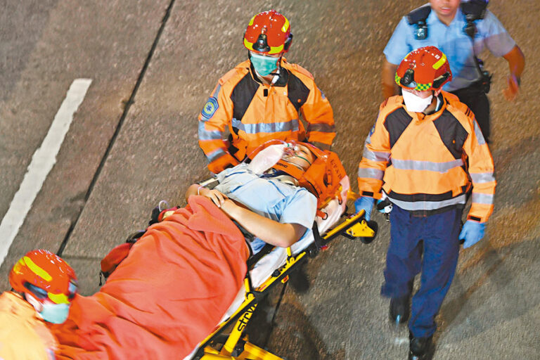 被撞傷警員事後送院治理。