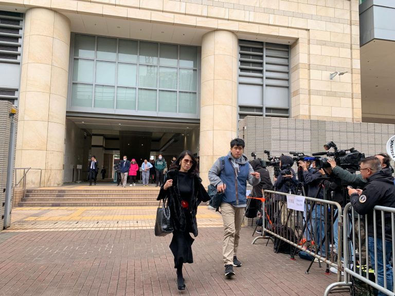 黎智英太太李韻琴（左）與兒子黎順恩約於下午1時離開法庭。（周文虎攝）