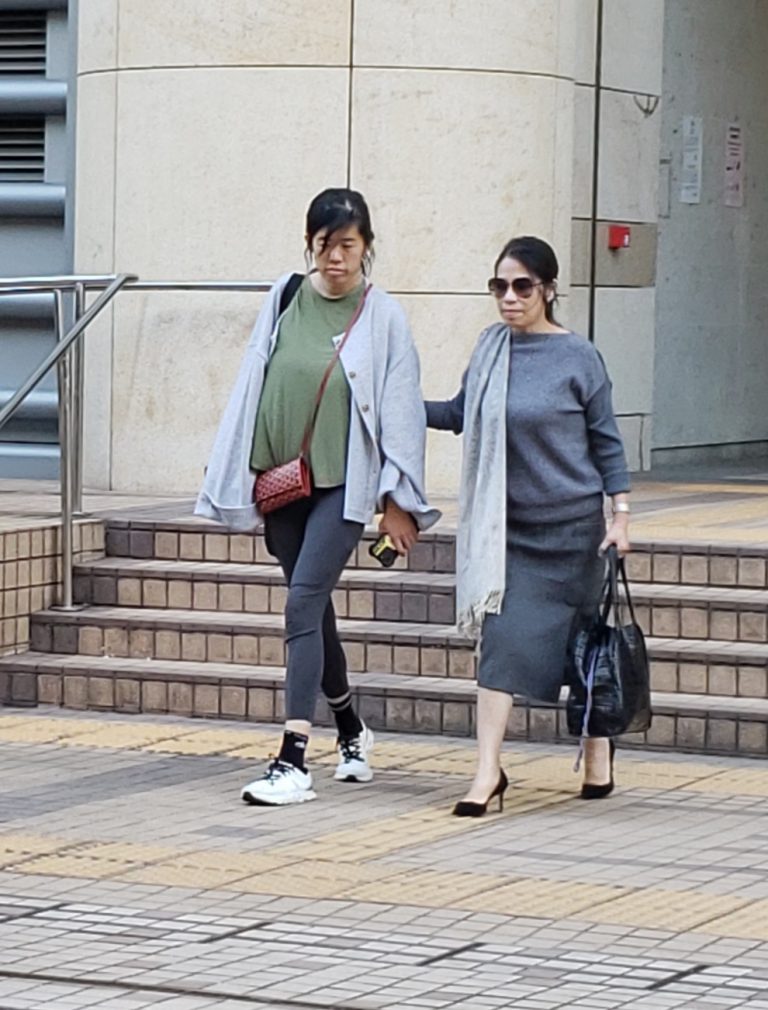 黎智英太太（右）與女兒（左）在聆訊結束後離開法院。