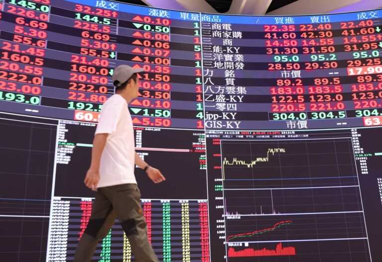 台灣股市在全球AI浪潮的推動下，加權指數屢寫新猷。(台灣中時新聞網圖片)