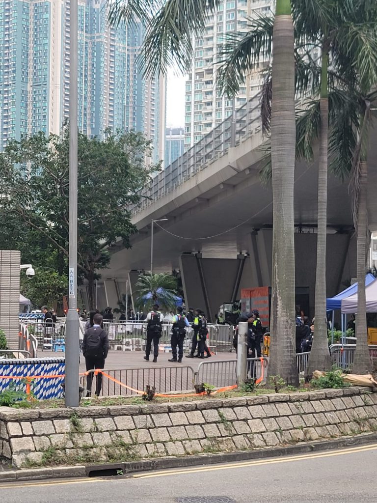 警方今早繼續在西九龍法院外戒備。