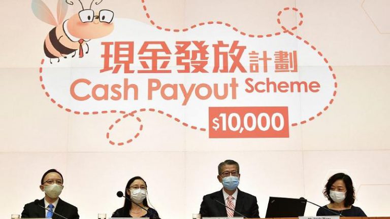陳茂波網誌上載萬元現金發放計劃記者會的圖片，呼籲市民增加消息，帶來經濟效益。