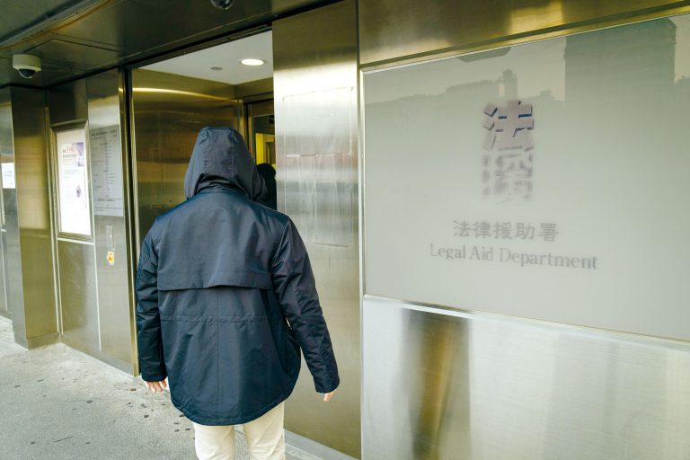 曾經嘗試申請法援的Chris 不滿法援署不肯交代拒批的具體原因，透明度極待改善。