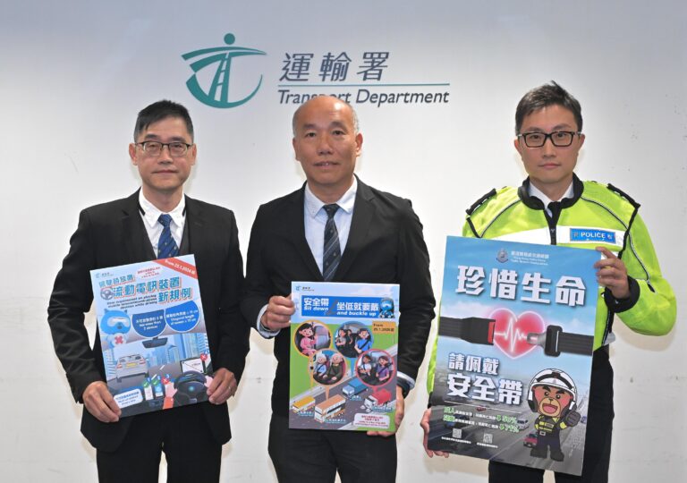 政府提醒市民，由1月25日起，所有公共交通工具和商用車座位乘客均須佩戴安全帶，進一步加強道路和乘車安全。