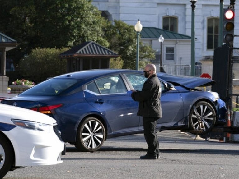 兇徒駕車撞向路障之後,下車殺警員。