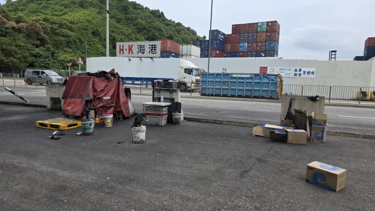 現場不見非法油站，但遺下大堆雜物，包括膠水樽、滅火筒、工業用手套及膠桶等。