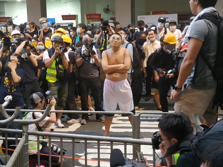 消息指，有「畫家」之稱的示威者潘運塘被捕。﹙羅偉建攝﹚