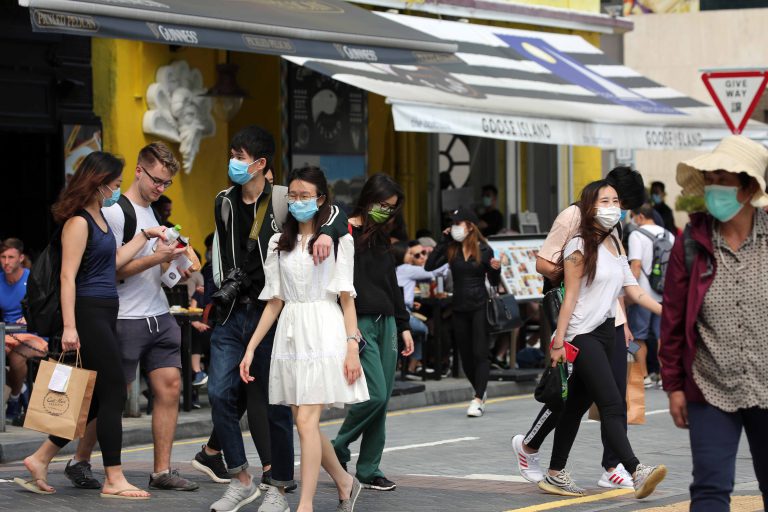 連續4天假期，不少市民結伴外出，市面人流增多。