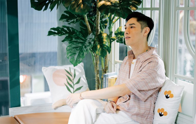 自小是怕醜仔一名，關楚耀因機緣巧合及父母鼓勵下入行做歌手。