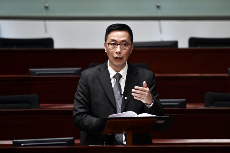 教育局局長楊潤雄表示，由去年6月修例風波發生至上月，教育局一共接獲222宗有關教師專業失德的投訴。