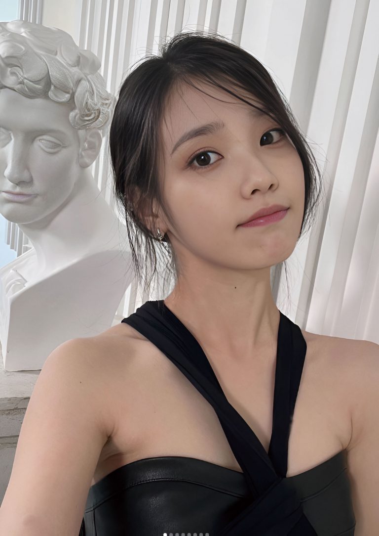 IU李知恩以皮革Off Shoulder示人。