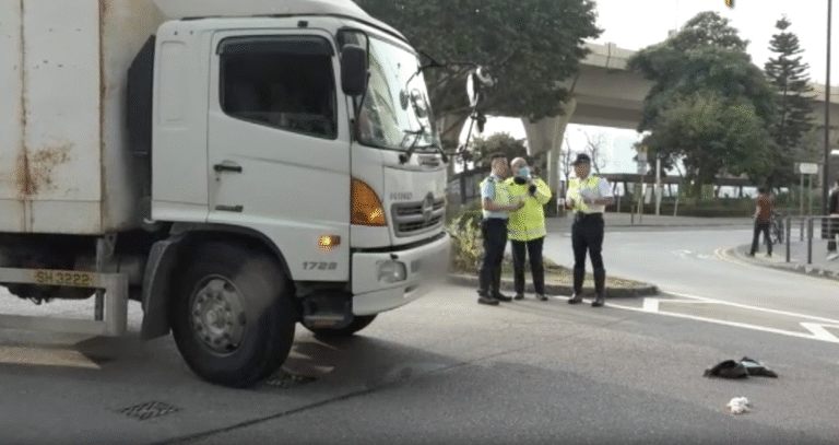 案發時被告駕駛的中型貨車將女死者撞飛。