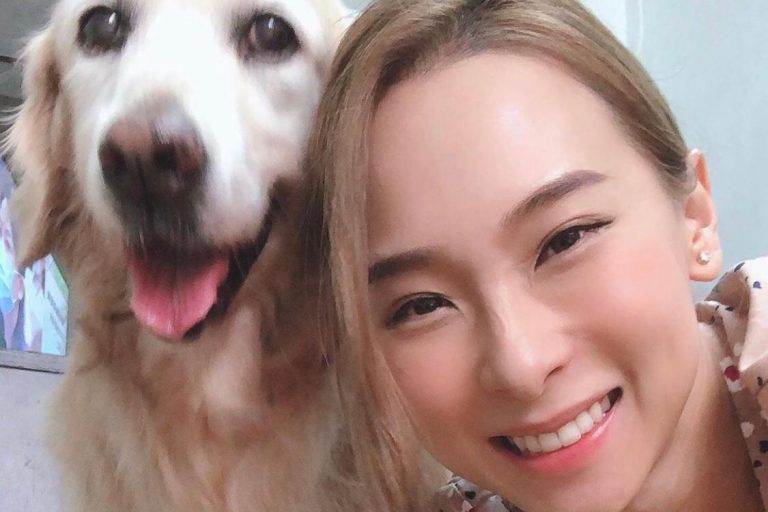 在IG經常與愛犬合照。