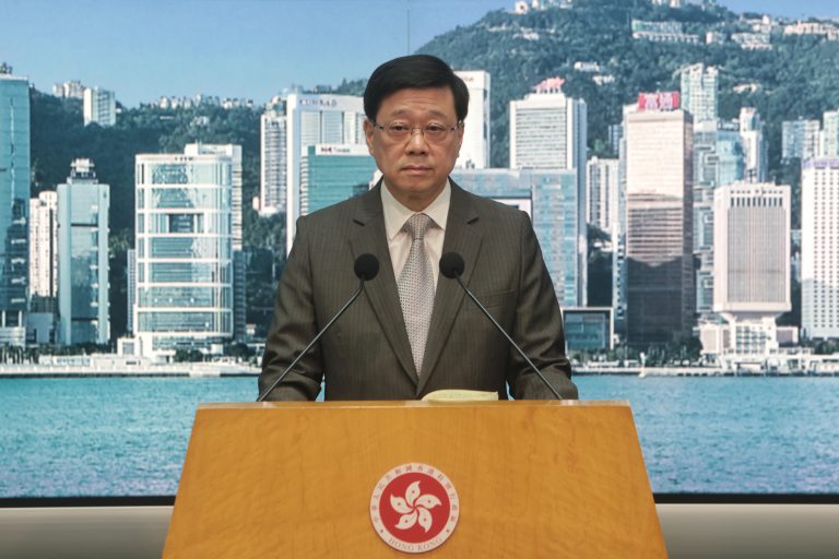 李家超指政府會檢視如何提高安全系數，讓市民掌握更多資訊。（中通社）