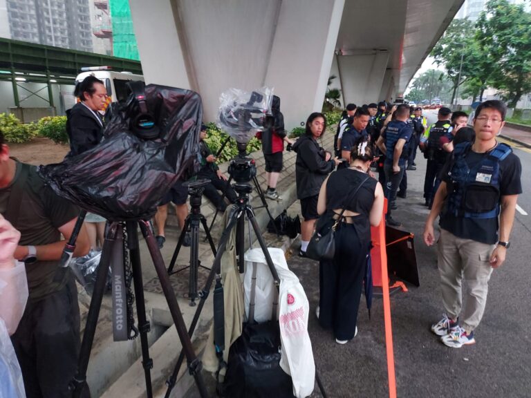 今早大批傳媒等候,但由於午11時10分始解除黑雨警告,因此全日聆訊取消。（陳錦輝 攝）