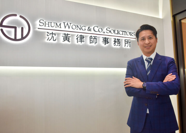 元朗區議員、執業律師沈豪傑明言，要證明「碰瓷」的門檻高，建議發生任何交通事故先行報警和報保險。
