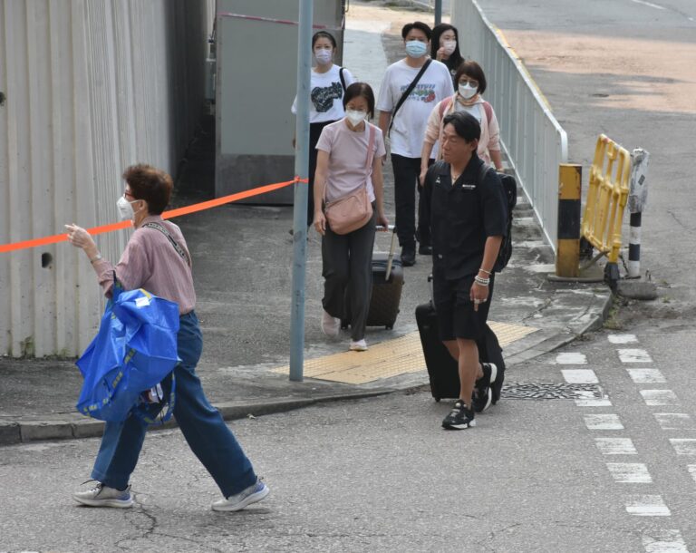 宏新閣居民今獲安排上樓執拾 (陳錦輝攝)
